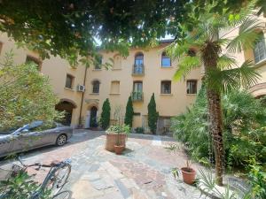 un edificio con una palmera delante en Monolocale Deluxe Aurora, en Milán