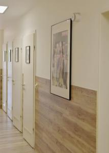 een gang met een schilderij aan de muur en een gang met deuren bij Sprachcaffe Appartements in Frankfurt am Main