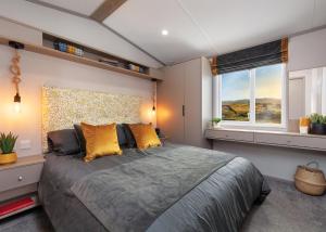 Ένα ή περισσότερα κρεβάτια σε δωμάτιο στο Golden Anchor Caravan Park