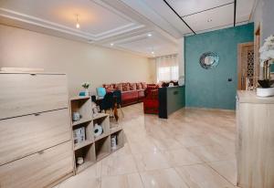 盖尼特拉Le Cosy Appartement 3 chambres au coeur de Kenitra的客厅里有一张沙发和一张桌子。 更多16张照片
