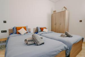 盖尼特拉Le Cosy Appartement 3 chambres au coeur de Kenitra的一间有三张床和毛巾的房间