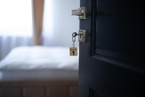 a door with a key in a room with a bed at Mera House Bilbor in Bilbor