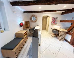 a kitchen and dining room with a table and chairs at Maison alsacienne 2-5 pers au centre d'Obernai in Obernai