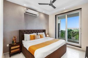 Ένα ή περισσότερα κρεβάτια σε δωμάτιο στο Versace Farms 5-BHK Farmhouse With Private Pool, Gazebo & Lush Garden