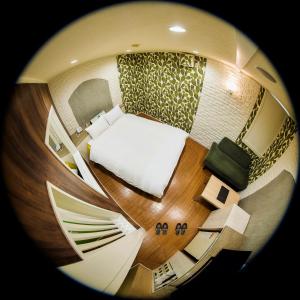 - Vistas a una habitación pequeña con cama en Hotel Firstwood 大栄店, en Narita