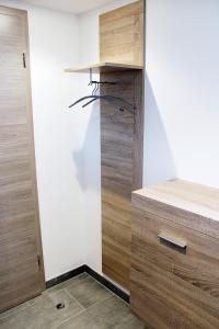 een kamer met een kast met houten kasten bij Hoofer Apartments in Schauenburg