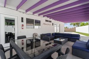 Χώρος καθιστικού στο Private Pickleball Court Pool Spa Game Room and More