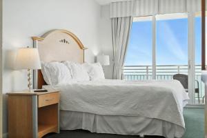Ένα ή περισσότερα κρεβάτια σε δωμάτιο στο *New Listing* Ocean Front Oasis 2BR with Private Double Balcony at The Wyndahm Ocean Walk Resort +57 φωτογραφίες