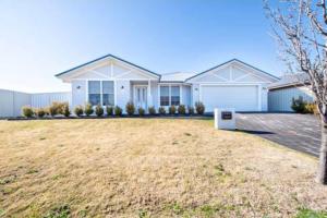 a house with a large yard in front of it at Macintyre House in Dubbo