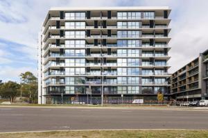 ein großes Apartmenthaus mit vielen Fenstern in der Unterkunft Bright 1BR Apartment with Stunning Views - Hosted by Canstay in Turner