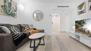 Posezení v ubytování Drift Beachfront Resort Suite 4302