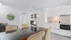 Kuchyň nebo kuchyňský kout v ubytování Drift Beachfront Resort Suite 4302 + 36 fotografií