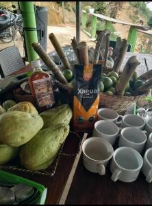 un tavolo con un mucchio di frutta e verdura di Hostal el Forastero a La Jagua de Ibirico
