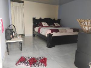 una camera da letto con un letto e una televisione di Hostal el Forastero a La Jagua de Ibirico Altre 49 foto