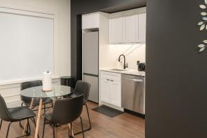 Køkken eller tekøkken på 1BR Gym and Parking - On Rvrwalk - Pet-friendly