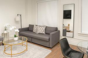 Et opholdsområde på 1BR Gym and Parking - On Rvrwalk - Pet-friendly