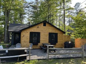 Aed väljaspool majutusasutust Renovated Lakeside Cottage on Winnipesaukee with Beach