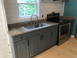 Köök või kööginurk majutusasutuses Renovated Lakeside Cottage on Winnipesaukee with Beach +21 fotot