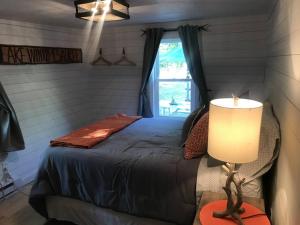 Voodi või voodid majutusasutuse Renovated Lakeside Cottage on Winnipesaukee with Beach toas