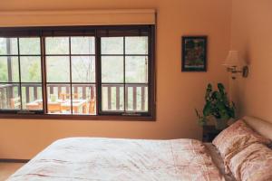 Ένα ή περισσότερα κρεβάτια σε δωμάτιο στο Treetops Chalet