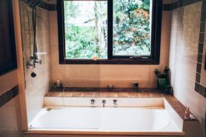 Ένα μπάνιο στο Treetops Chalet +32 φωτογραφίες