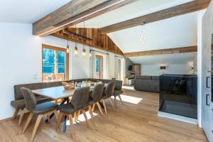 萨菲登安斯泰内嫩米尔Obermühlhof Apartments的一间带桌椅的餐厅和客厅