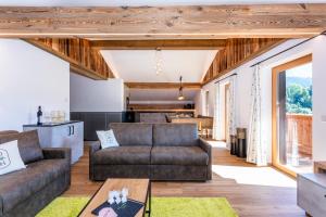 萨菲登安斯泰内嫩米尔Obermühlhof Apartments的有两张沙发和一张桌子的客厅