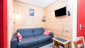 un salon avec un canapé et une télévision à écran plat dans l'établissement Grande Neige N 10 - 2P4, à Morillon