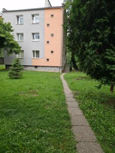 a path in front of a building at Apartament Zdrojowy II in Głuchołazy
