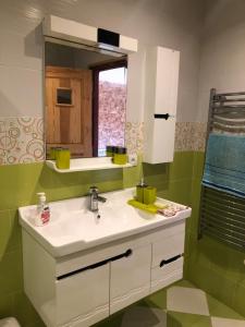 Bilik mandi di Beachside Apartment in Sidi Frej