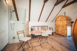 Gallery image of Weinfass Chalet Für 8 In Grub An Der March in Grub an der March +1 photo