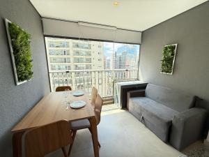 un salon avec une table et un canapé dans l'établissement On Jurupis, à São Paulo