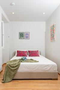 um quarto com uma cama branca com um cobertor em Porta Rem Studio by Konnect, Old Corfu Town em Corfu Town