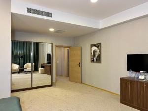 Телевизор и/или развлекательный центр в Arena Hotel Baku