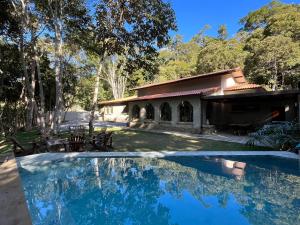 Bazén v ubytování Casa 13 Floresta Boa Vista - Casa Espetacular com 6 Quartos e Arquitetura Única nebo v jeho okolí