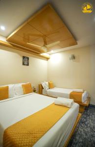 een kamer met twee bedden in een kamer met bij Hotel Liv By Yellow Bells in Hyderabad +58 foto's