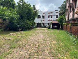 une vieille rue pavée devant un immeuble dans l'établissement Markandey Bhavan, à Deoghar