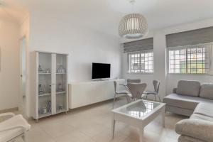 a living room with a couch and a tv at Casa Ricardo in Barbate