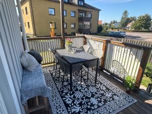 a balcony with a table and chairs on a porch at Växjö Lägenhet nära city, natur & shopping Växjö, Bergsnäs in Växjö