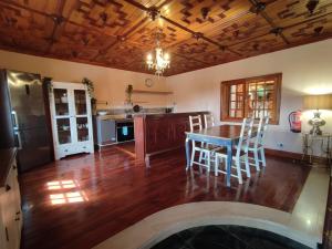 a kitchen with a table and chairs in a room at Il Sogno di Gio de la Laguna in Las Lagunas