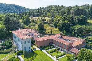 an aerial view of a house with a garden at GuestHost - Lake View Apartment Villa Maderni Como in Cavallasca