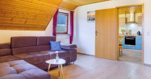 un salon avec un canapé et une table dans l'établissement Oberengenbachhof, à Eisenbach