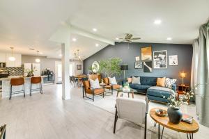Χώρος καθιστικού στο Spacious Family Home, 5 Mi to Galleria Dallas!