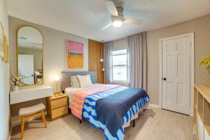 Ένα ή περισσότερα κρεβάτια σε δωμάτιο στο Spacious Family Home, 5 Mi to Galleria Dallas!