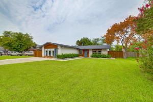 Κήπος έξω από το Spacious Family Home, 5 Mi to Galleria Dallas!