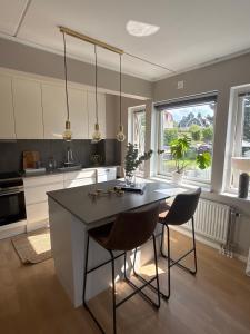 a kitchen with a table and chairs in a room at Växjö Lägenhet nära city, natur & shopping Växjö, Bergsnäs in Växjö