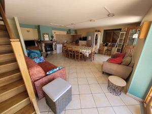 un salon avec un canapé et une table dans l'établissement Chambre d'hôtes, dauphin, le petit cocon d'auré, à Corbelin