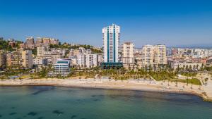 ドゥラスにあるKingdom Family Apartment's Durres Centerのビーチと建物のある都市の航空写真