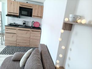 a living room with a couch and a kitchen at FeWo-Exter, Panoramablick, freies Parken, Nähe A2Herford Ost, gute LKW-Rangiermöglichkeiten, 17Minzum Messezentrum BS in Vlotho