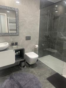 une salle de bains avec douche, toilettes et lavabo dans l'établissement AgrelaBeach, à Marinhas